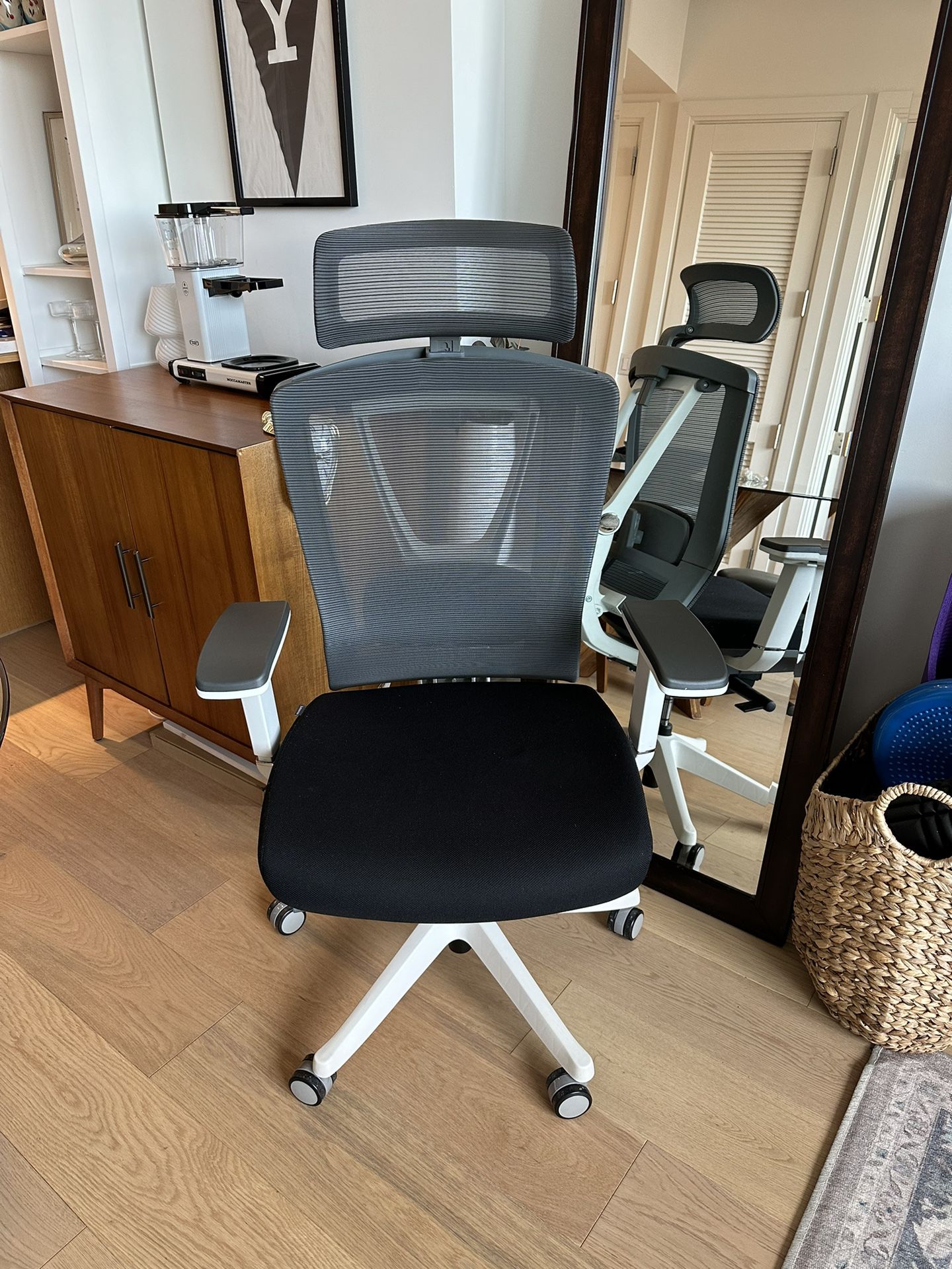 Autonomous ErgoChair pro (Black/White) Ergonomic Desk Chair