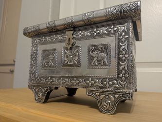 Vintage Indian Silver Tone Embossed Elephant Jewelry Box Velvet Lined Trunk