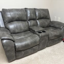 ❄️ Cozy Up for Winter! Like-New Gray Leather Reclining Loveseat ❄️