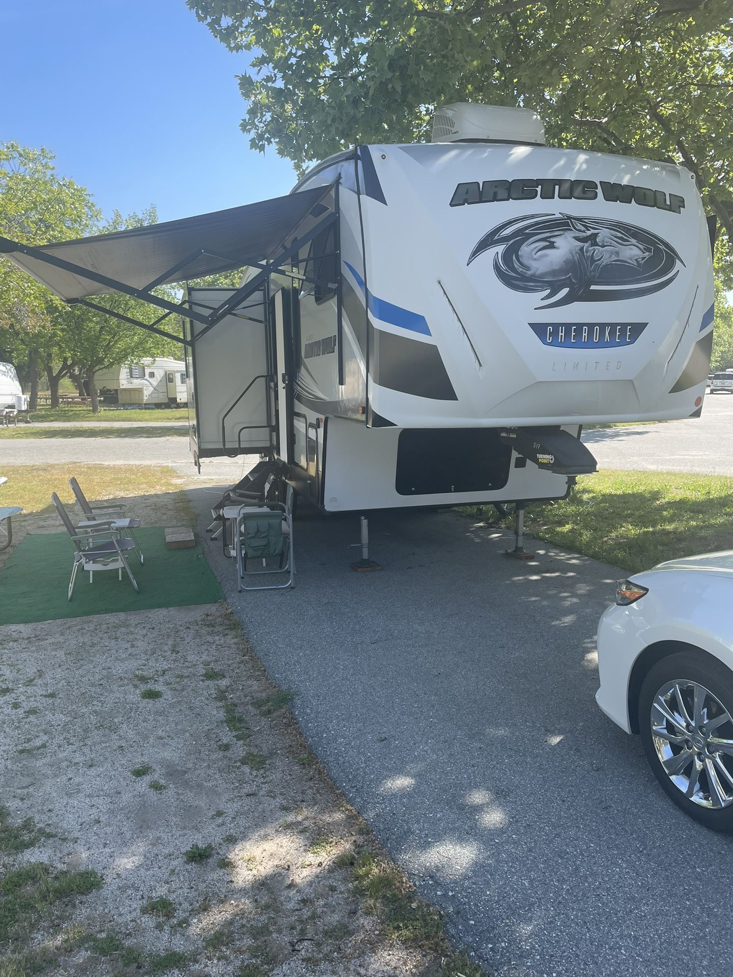 2019 28 Foot Cherokee Arctic Wolf Limited 5th Wheel