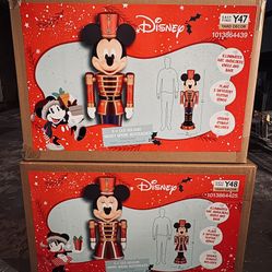 🎄✨ DISNEY HOLIDAY YARD DECOR — MICKEY & MINNIE NUTCRACKERS! ✨🎄 Asking $500 for the pair — or best offer! Open to negotiation!
