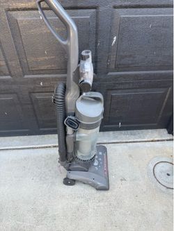 Hoover wind tunnel vacuum