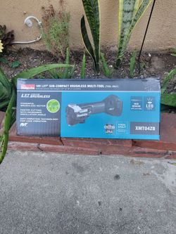 Makita 18V LXT Brushless Multi-Tool XMT04ZB