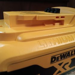 BRAND NEW DEWALT XR 20V 8AH BATTERY