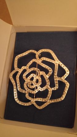 Shimmering Flower Pin (NEW)