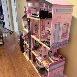 Doll House 4ft Very good Condition W/ Elevator