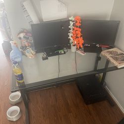 Hardly used desk chair and table