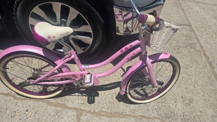 Girls 20" G Makana bike