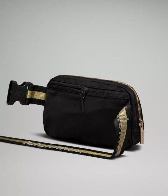 Lululemon - Everywhere Belt Bag 1L - Black/Gold