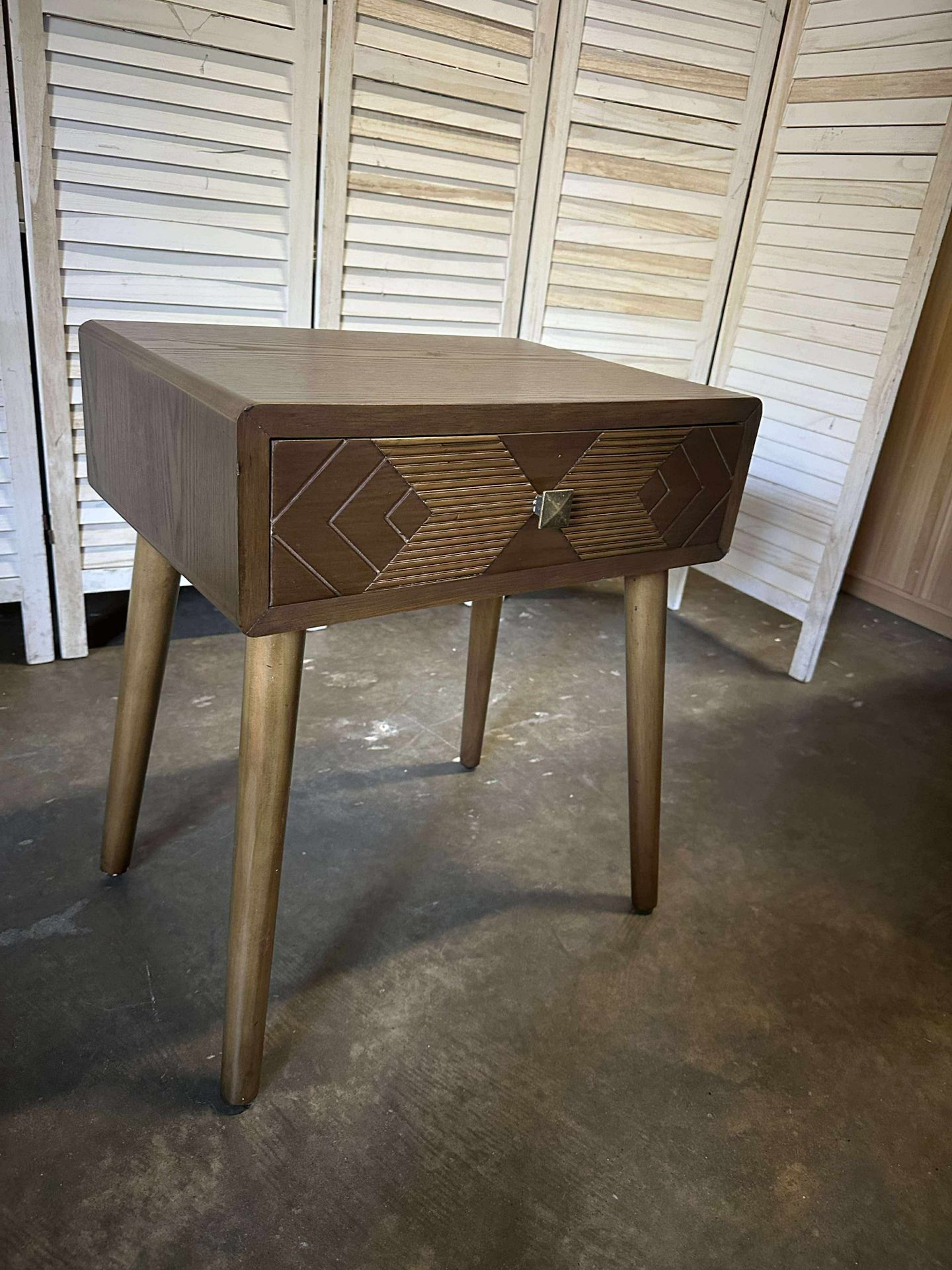 Nightstand with Drawer, Brown Bedside Tables with Storage, Geometric Carved Design, Small End Table with Solid Wood Legs for Small Places, Bedroom, an