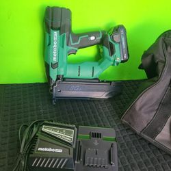 METABO HPT MULTI-VOLT 2-IN 18-GAUGE CORDLESS BRAD NAILER BATTERY AND CHARGER INCLUDED