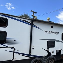 2020 Keystone 30' Travel Trailer Like New