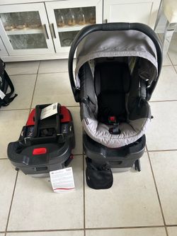 Carseat BRITAX como nuevo con 2 bases, la segunda base sola costo 230 dooares