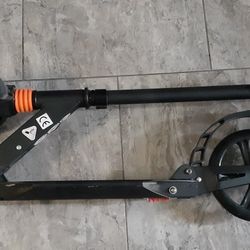 ADULT SIZE FOLDABLE SCOOTER WITH 8" WHEELS ADJUSTABLE HANDLE BARS..FOOT BREAK AND KICK STAND 