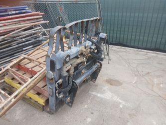 5000 p0und Clark forklift and adjustable forks