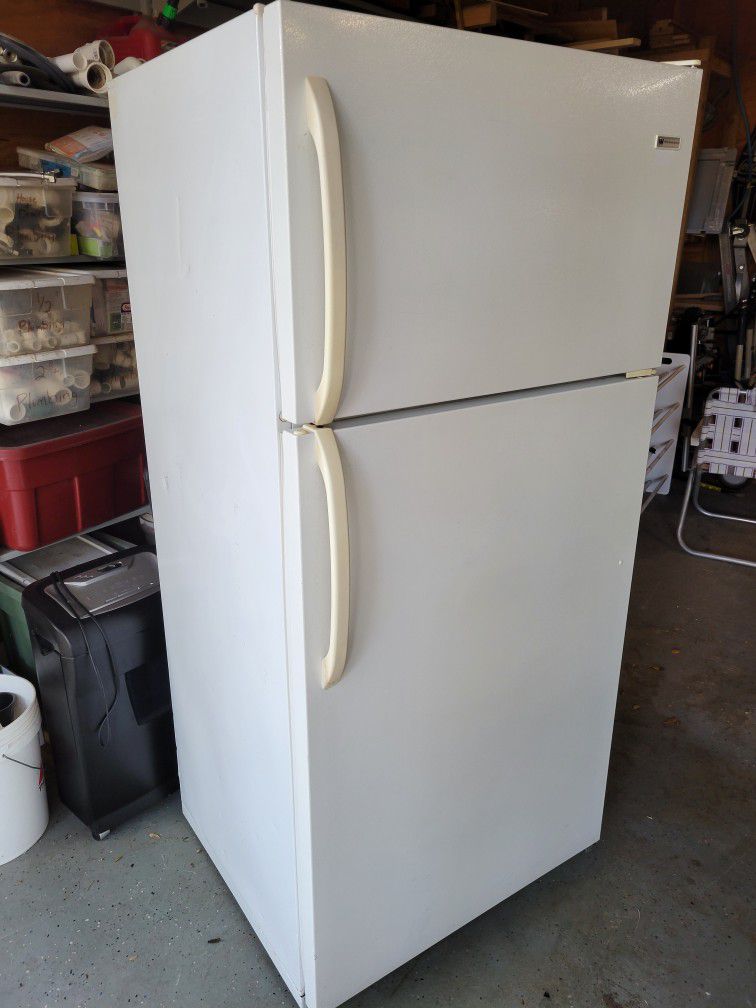 21 Cu Ft. Refrigerator / Freezer w/ Ice Maker
