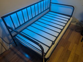 Daybed w/trundle- converts into King