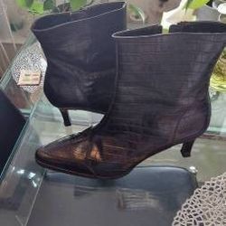 Brand New!Black leather ankle boots.
Pointed toe.
Size 8.5 