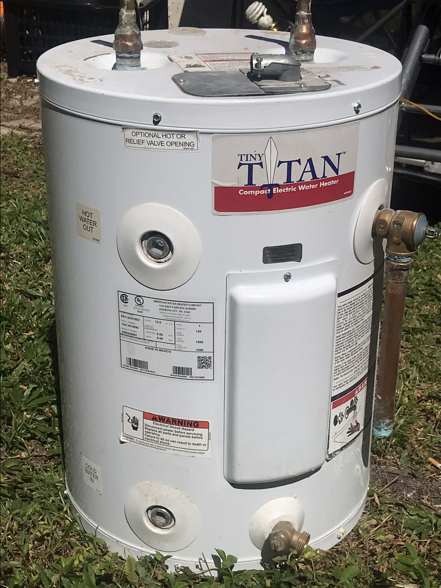 12 gallon small electric water heater used working American water heater company e6112u015sv tiny titan