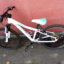 White Cannondale Girls  Bike