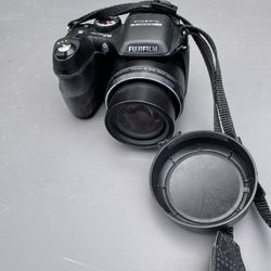 Fujifilm FinePix S1000fd 10.0 MP Digital Camera - Bag Included