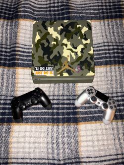 PlayStation 4 + 2 Controllers