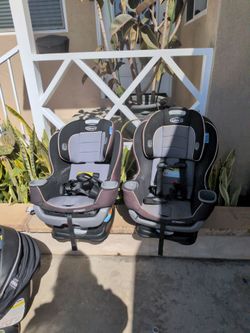 Graco Extend2Fit Convertible Car Seats (2)