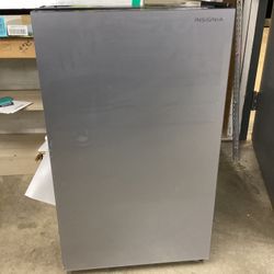 Insignia Mini Fridge 4.4 Cu. Ft. 