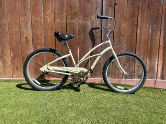 😎 🏝️ 🌴 🚲 🌊 Electra Cruiser 1 Model. Women’s 26 inch Beach Cruiser. Light Blue  color with white accents..    Check out my other listings.