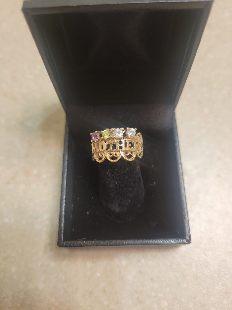 10 K Gold Ring.  Weight Is 2.8 Grams