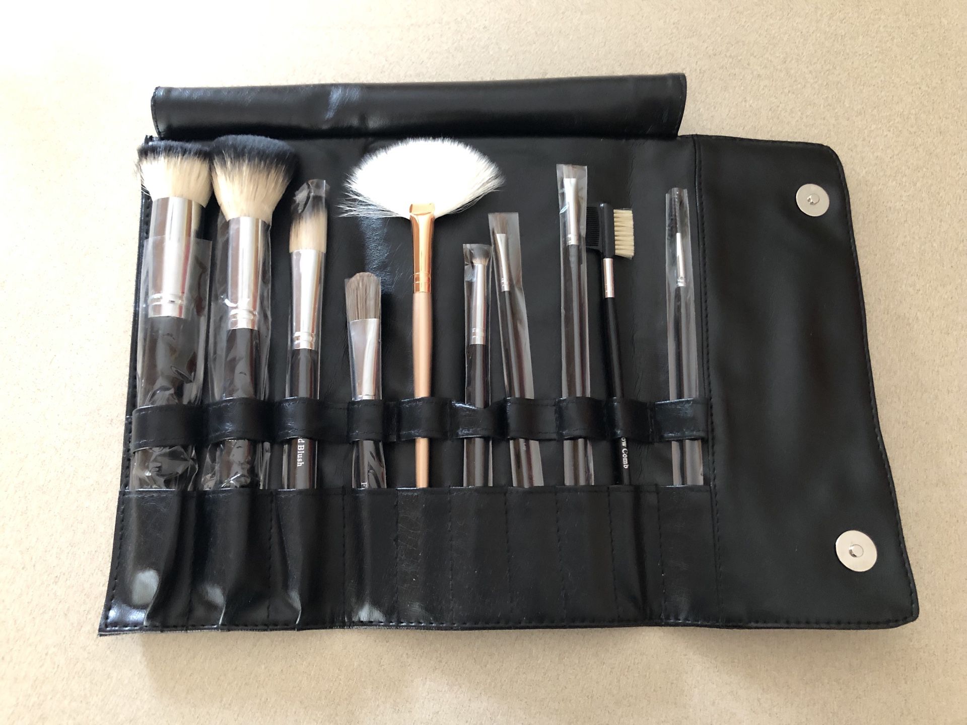 Makeup brush set with case