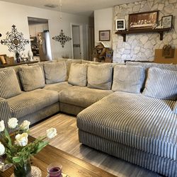 Ashley Lindyn Sectional