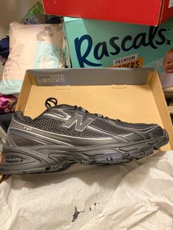 Unisex New Balance Shoes. Size 11 Men / Size 12.5 Women