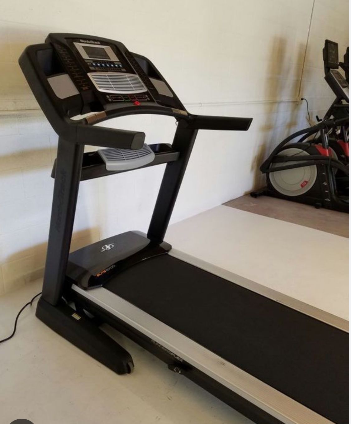 Nordictrack Elite 5700 Treadmill - GREAT CONDITION & WELL MAINTAINED