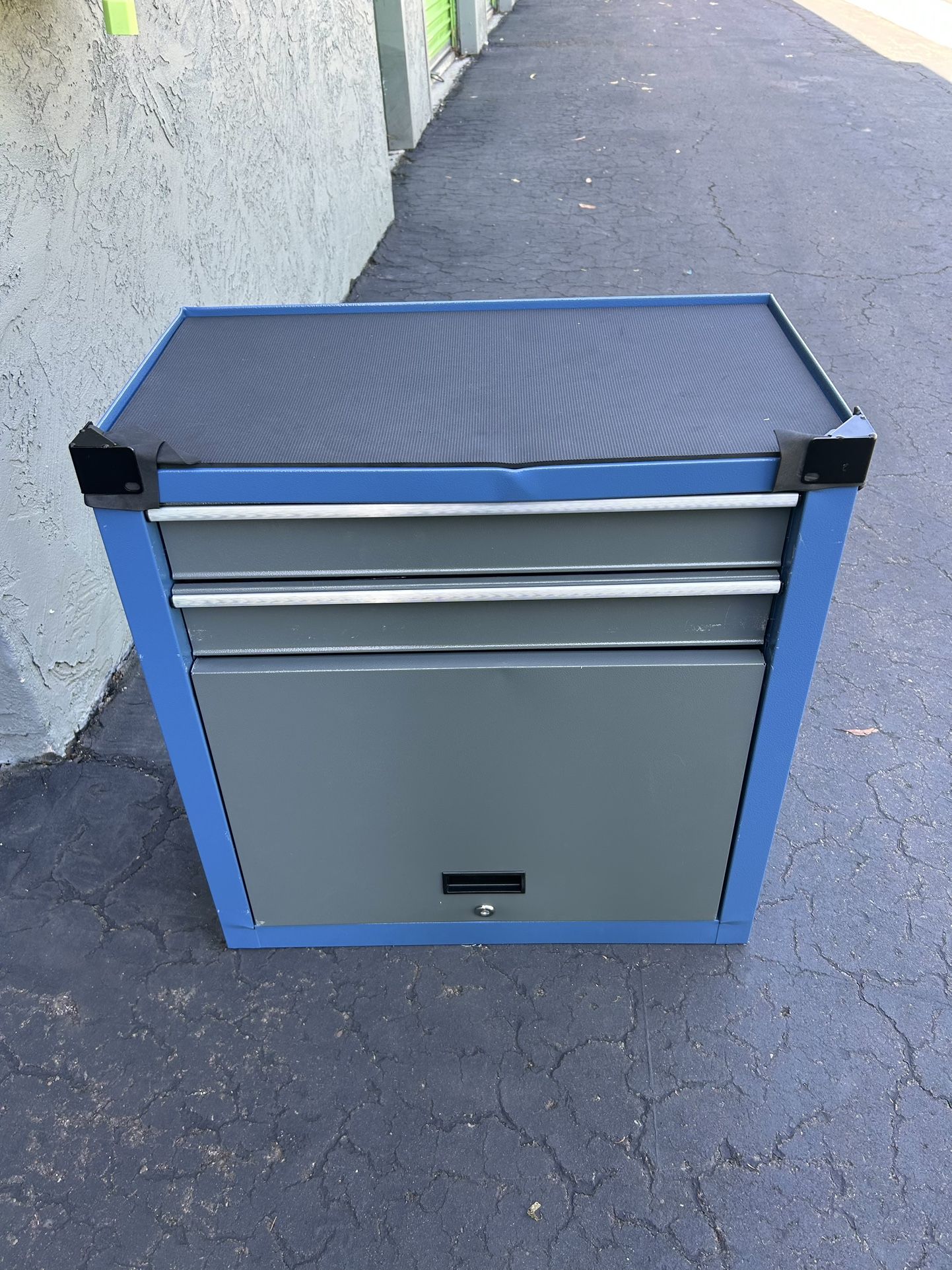 Heavy-Duty Metal Tool Chest with Lock & Keys – Like New