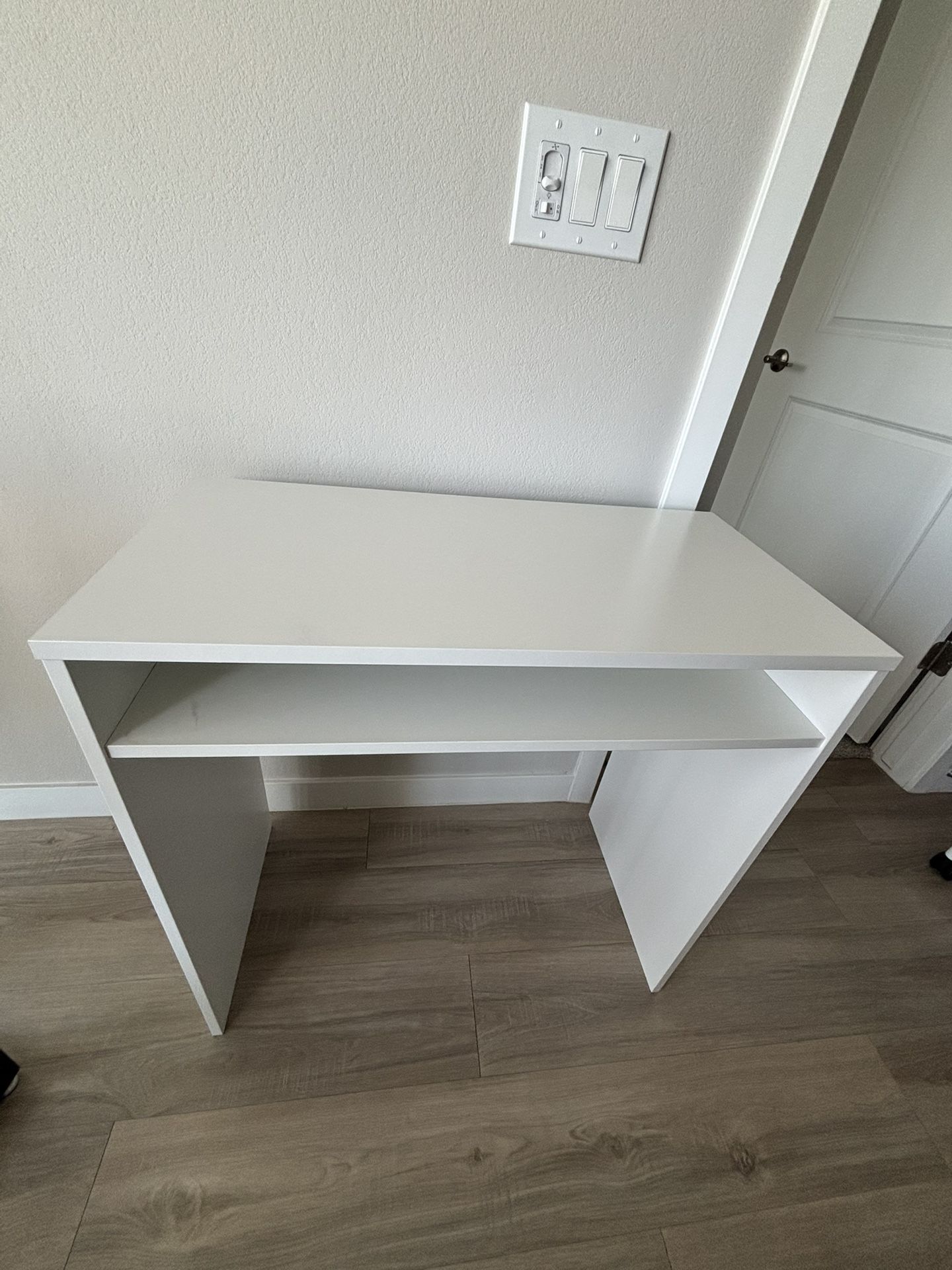 White Simple Desk
