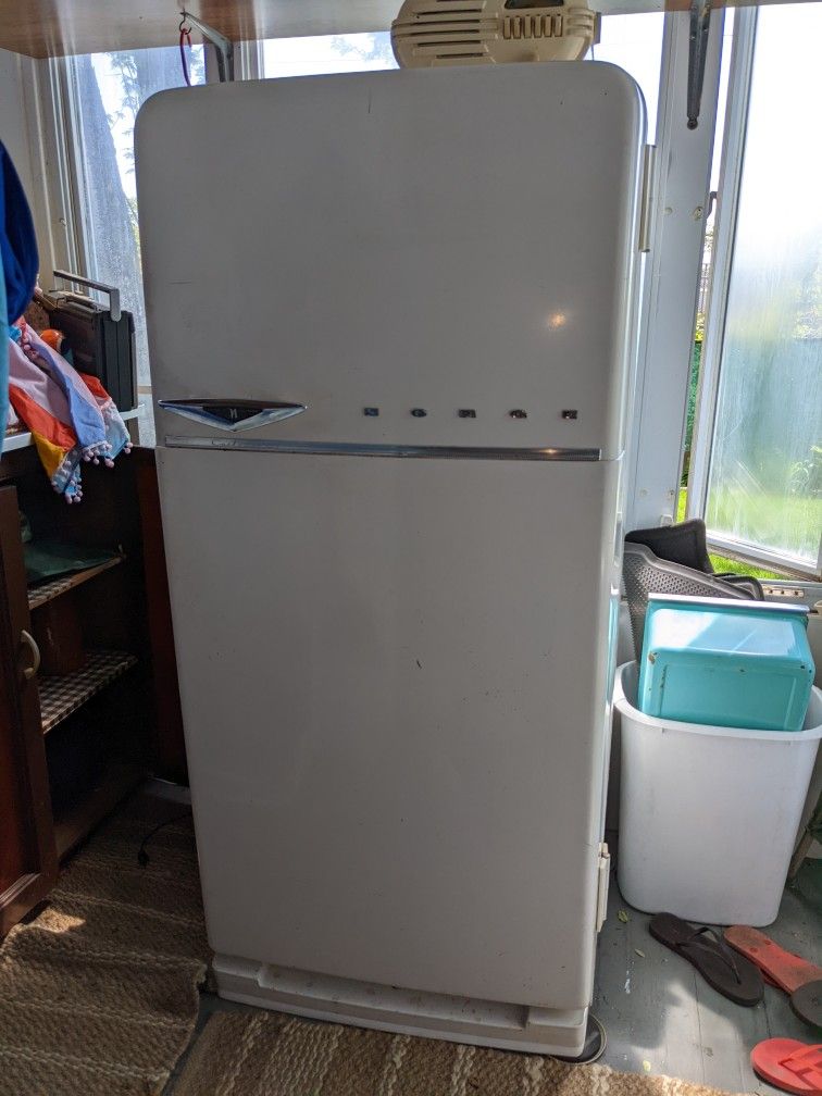 1950s Norge Customatic refrigerator