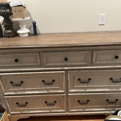 Ashley Furniture Raelyn 7 & 5 Drawer Dresser Set