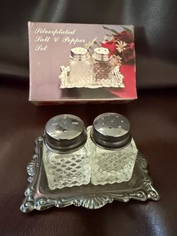 NEW Silverplated Salt & Pepper Set