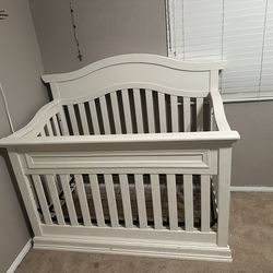 Baby crib kit bed 🛌 crib, front piece cmes off to make it a bed o