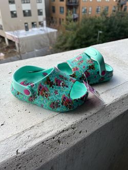 Brand New Children’s Sz S (5/6) 