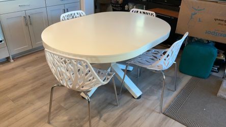 West Elm Poppy White Expandable Dining Table in Contractor Grade /quality (no scratches) white Lacquer and 4 classic modern chairs