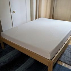 Viscoelastic queen mattress + bed linen & pillows