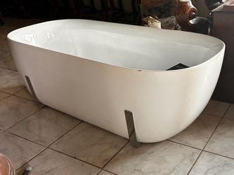 Freestanding Bathtub with Chrome accents has minor crack see all pictures easily fix does not affect the function