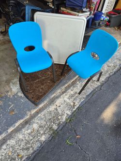 Kids table and 2 chair