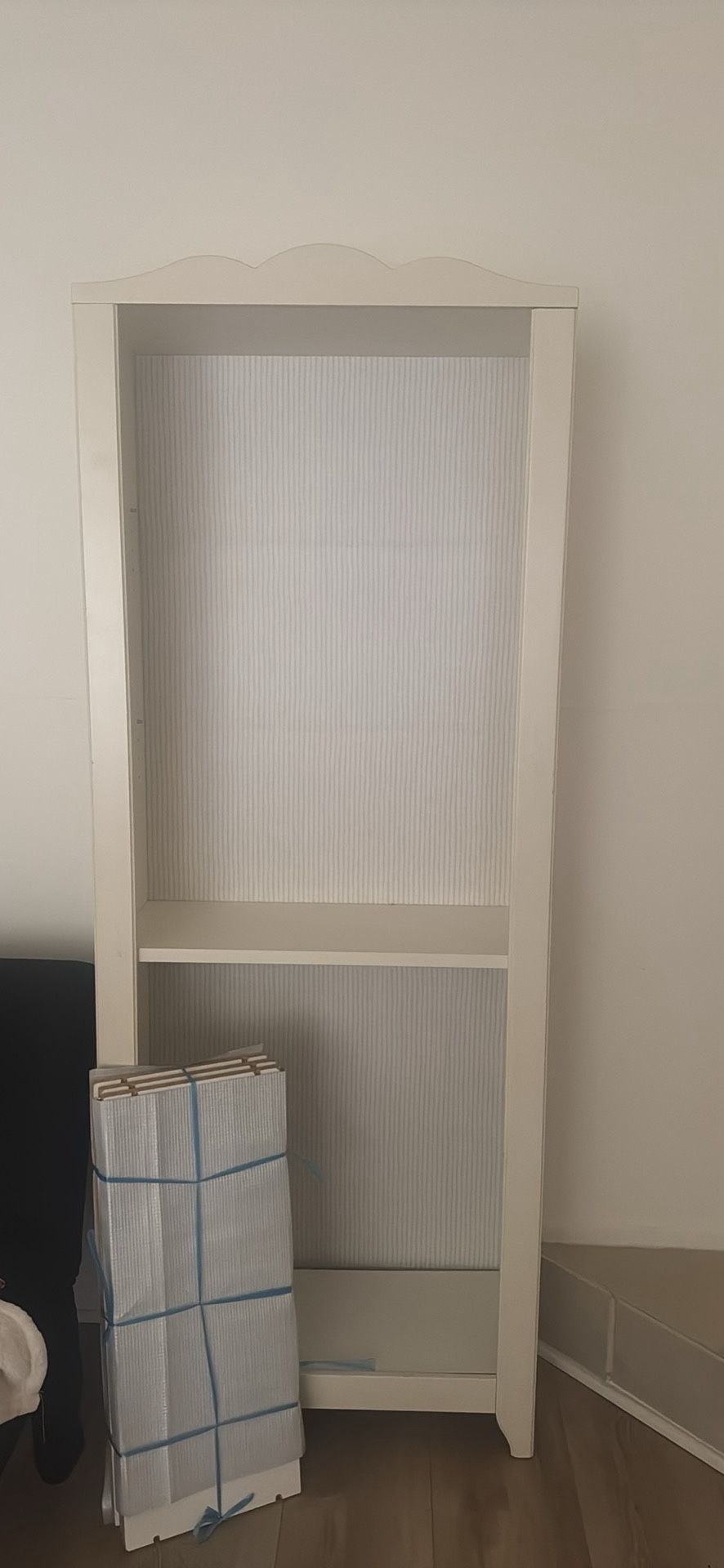 Sturdy White 6’ Bookshelf