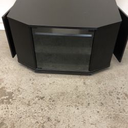 34”wx20”dx21”h Good Condition TV stand