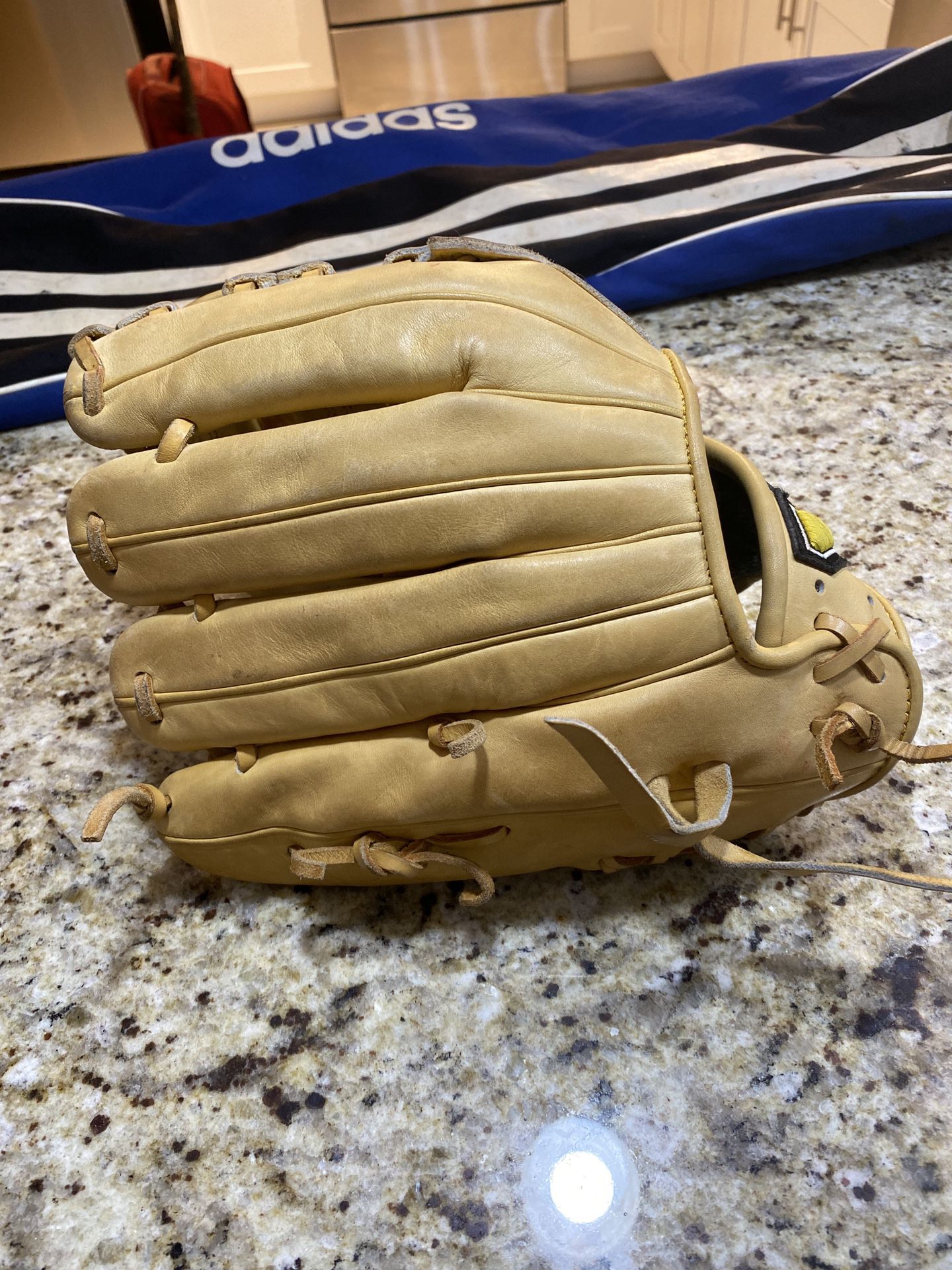 Baseball / softball glove