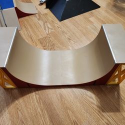 Fingerboard Halfpipe Ramp And Tech Deck Play & Display Case