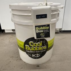  Cool Bubbles Five-Gallon Bait Bucket with Aerator